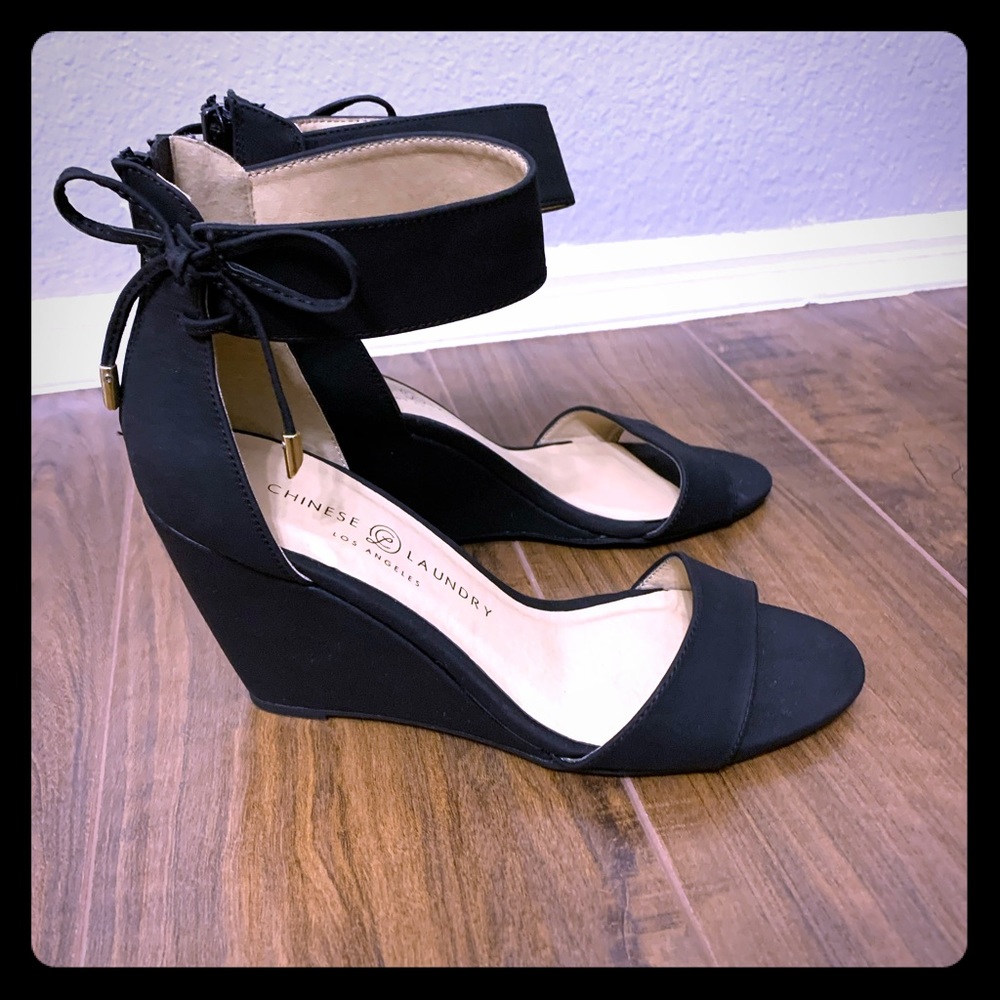 Chinese Laundry black wedge dress shoes w/ bows